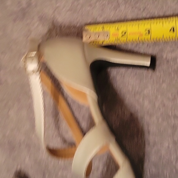 Ashro Silver Pumps 8.5 - Picture 2 of 3